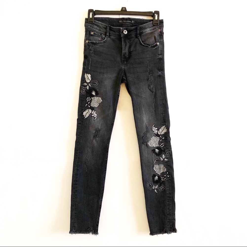 ⭐️Zara Trafaluc Distress Embroidered Jeans